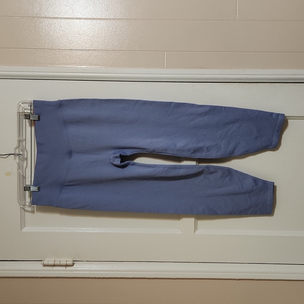 NWT Vs Pink Seamless Cropped Periwinkle Leggings - size L
